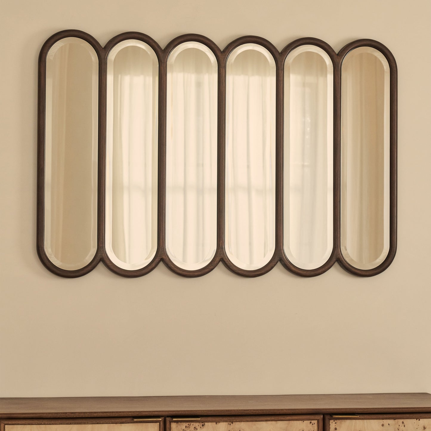 Reims - Specchio in Legno ad Arco con Pannelli in Legno Scuro 120cm x 80cm