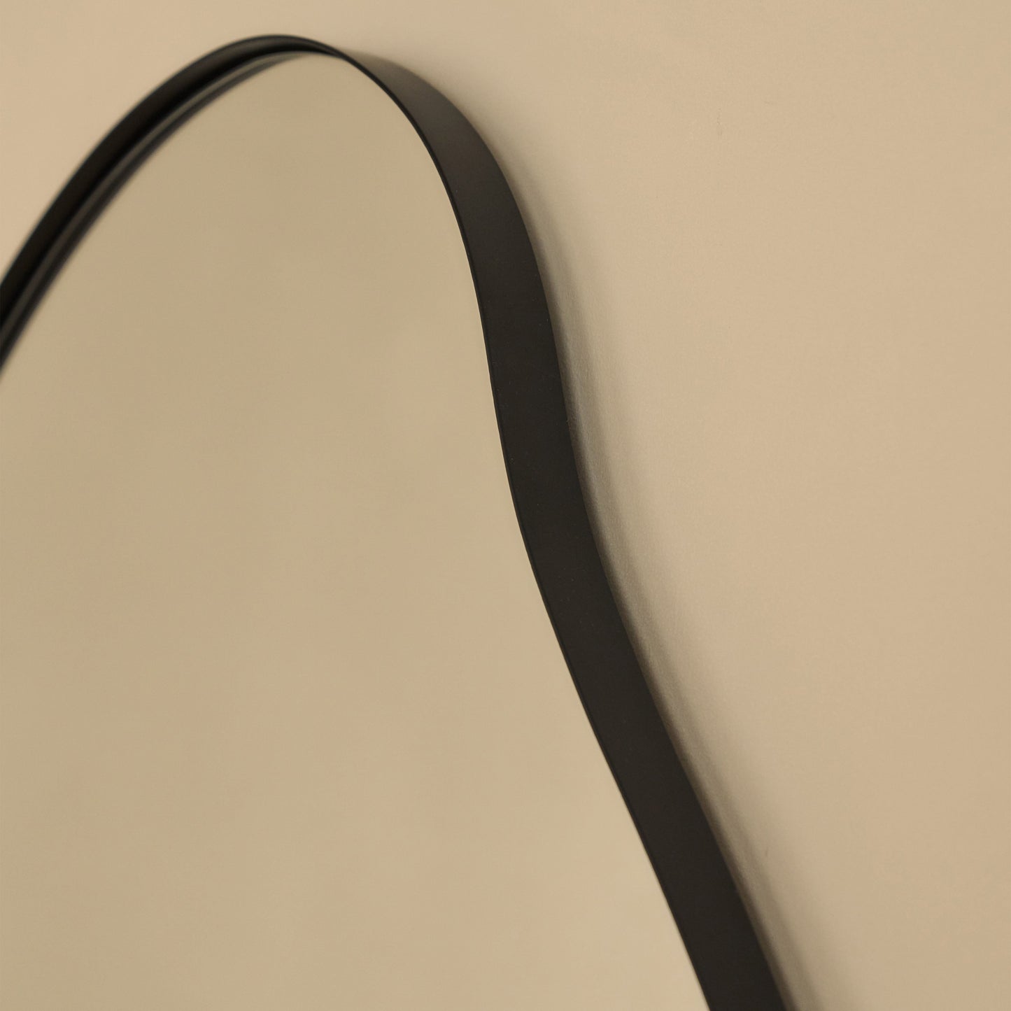 Ava - Specchio Irregolare a Forma di Stagno Nero 100cm x 70cm