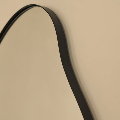 Ava - Specchio Irregolare a Forma di Stagno Nero 100cm x 70cm