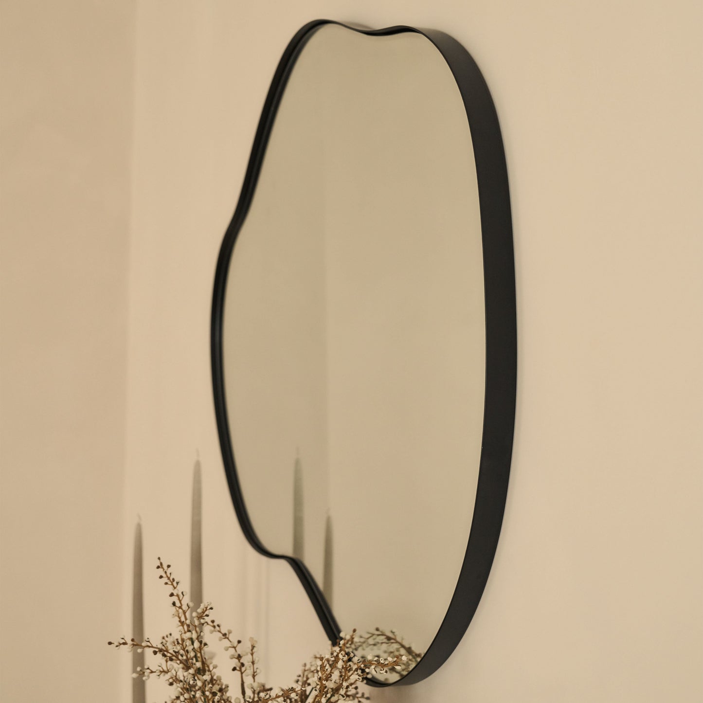 Ava - Specchio Irregolare a Forma di Stagno Nero 100cm x 70cm