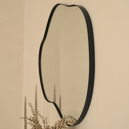 Ava - Specchio Irregolare a Forma di Stagno Nero 100cm x 70cm