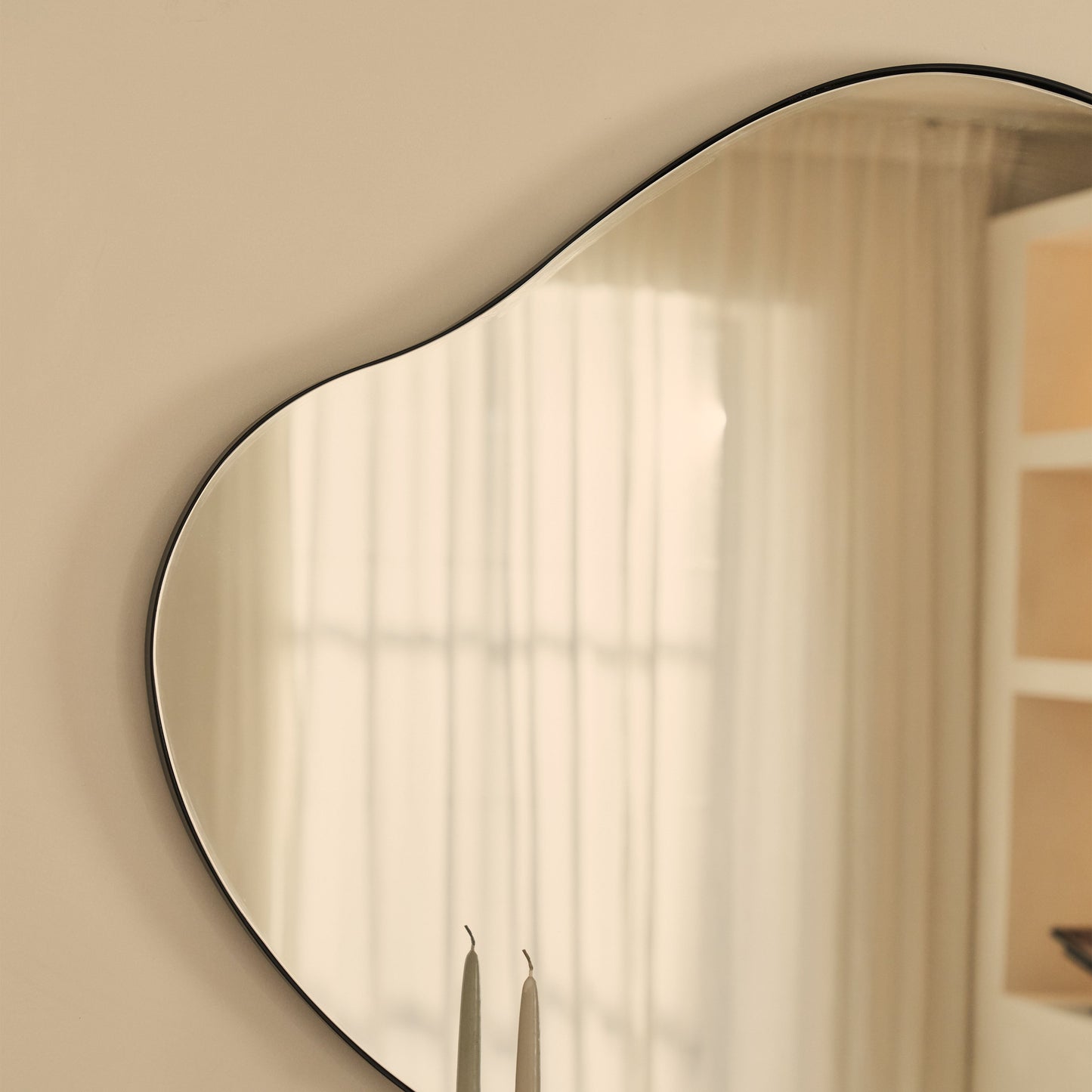 Ava - Specchio Irregolare a Forma di Stagno Nero 100cm x 70cm