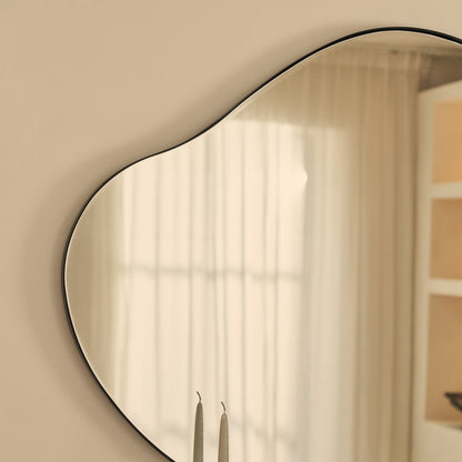 Ava - Specchio Irregolare a Forma di Stagno Nero 100cm x 70cm