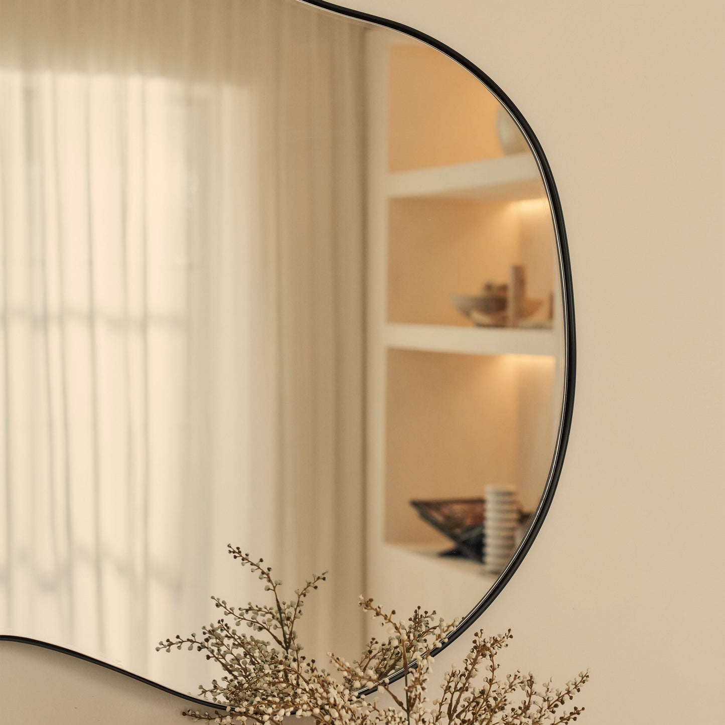 Ava - Specchio Irregolare a Forma di Stagno Nero 100cm x 70cm