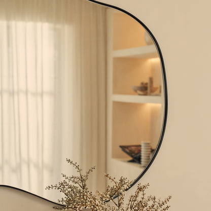 Ava - Specchio Irregolare a Forma di Stagno Nero 100cm x 70cm