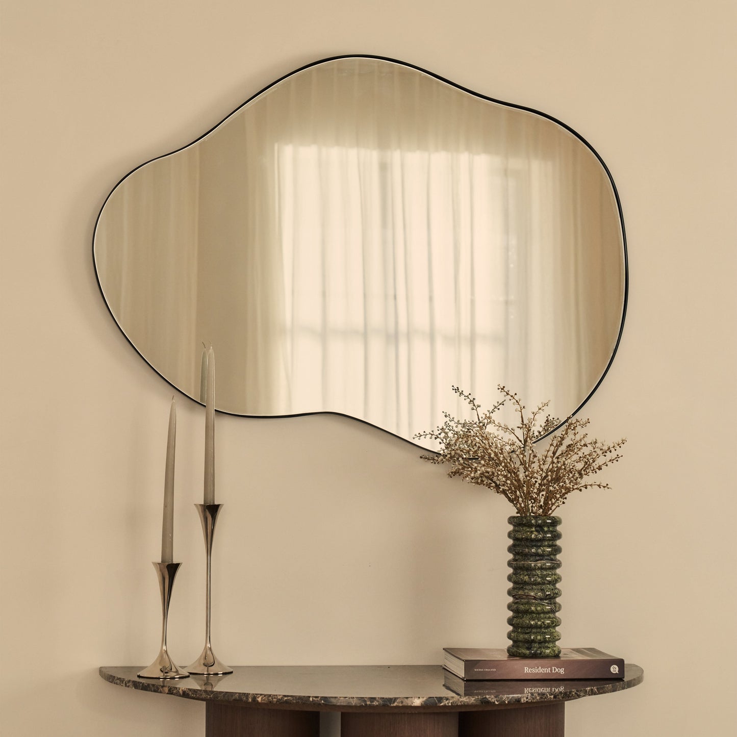 Ava - Specchio Irregolare a Forma di Stagno Nero 100cm x 70cm