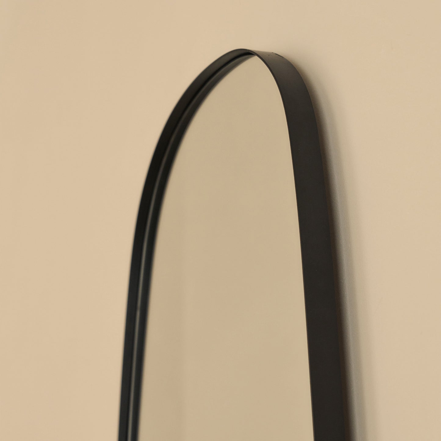 Ava - Specchio Irregolare a Forma di Pietra Nero 75cm x 45cm