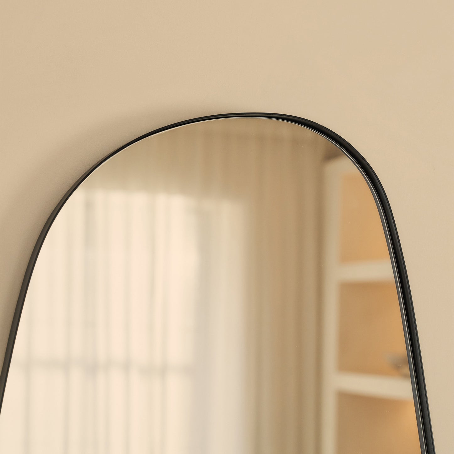 Ava - Specchio Irregolare a Forma di Pietra Nero 75cm x 45cm