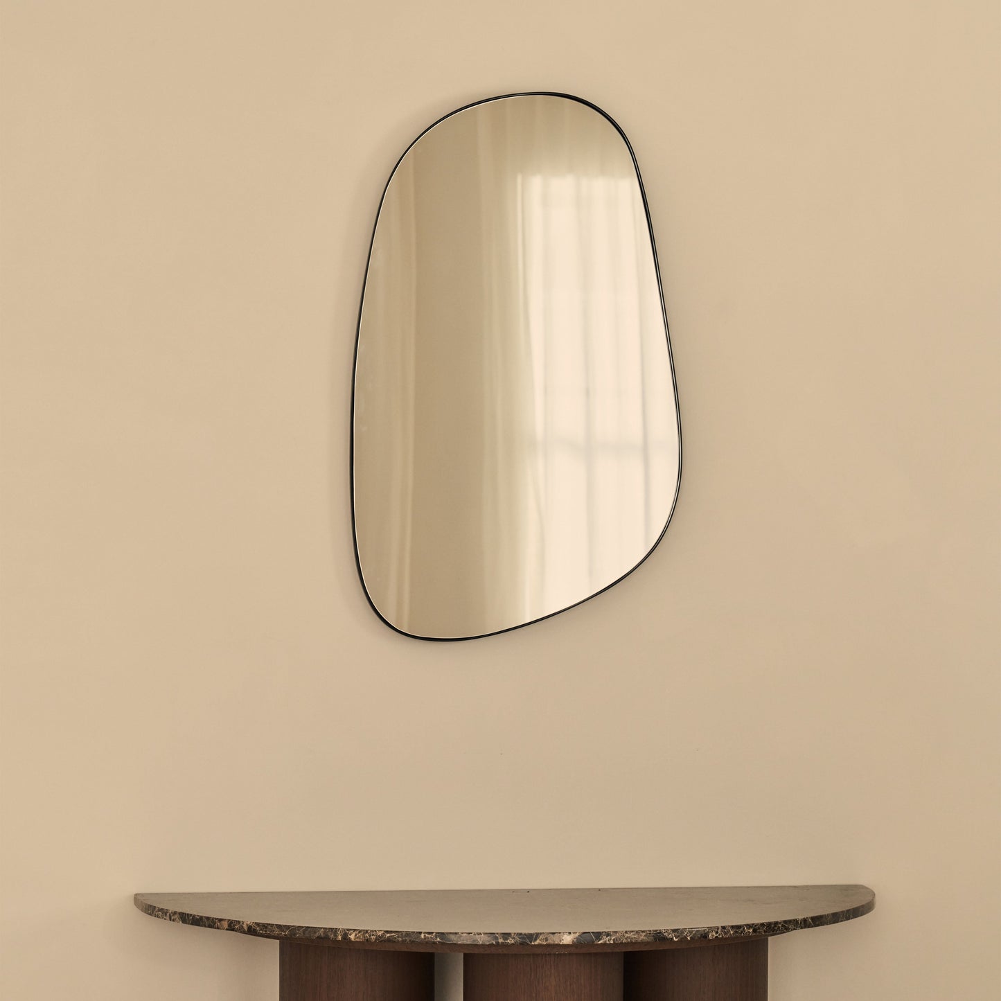 Ava - Specchio Irregolare a Forma di Pietra Nero 75cm x 45cm