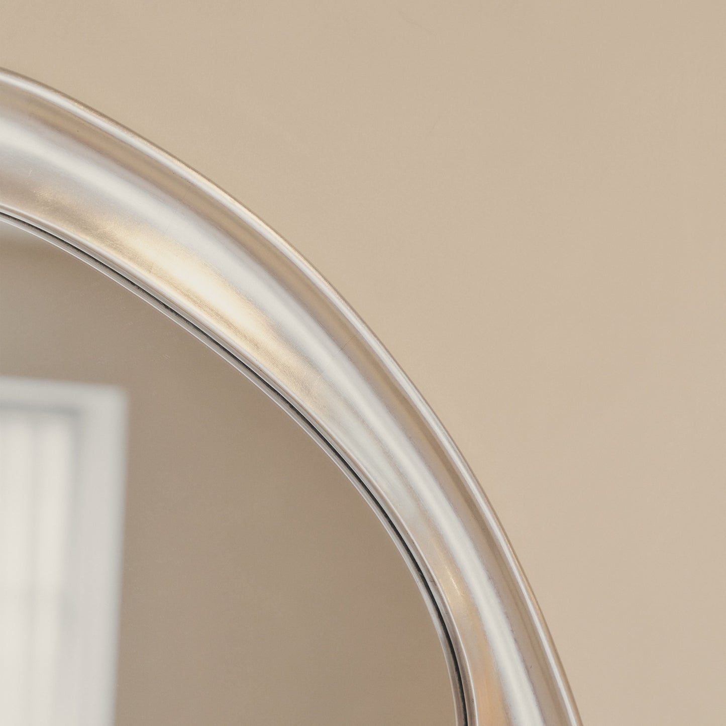 Riva - Specchio Irregolare a Forma di Stagno in Cromo Spazzolato 90cm x 85cm