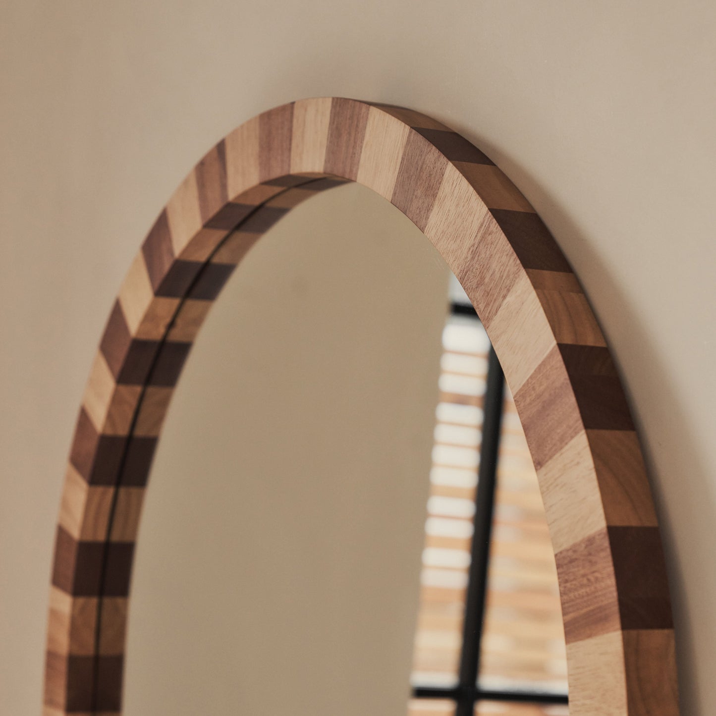 Tessera - Specchio Circolare in Legno a Scacchi Legno Scuro e Legno Chiaro 90cm x 90cm