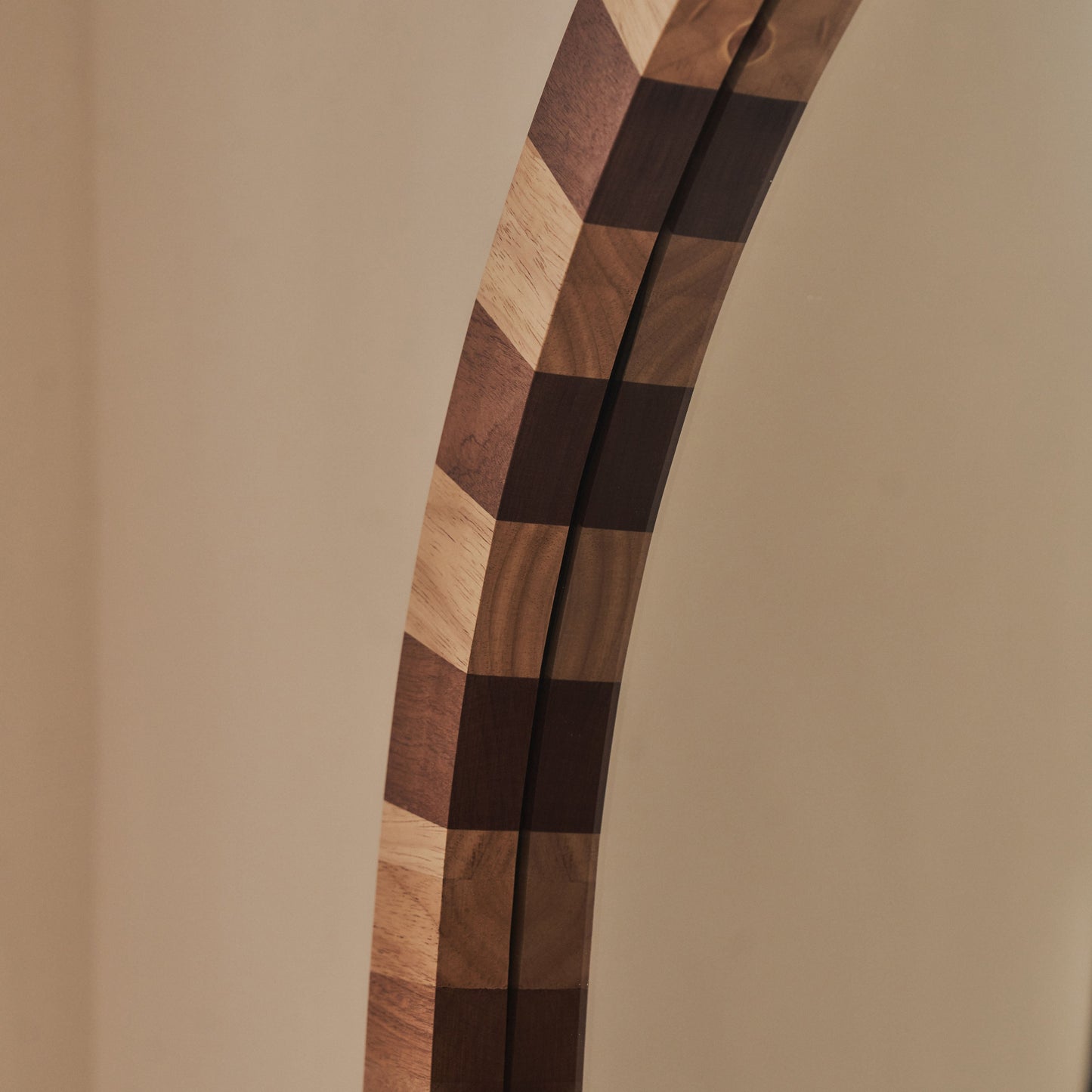 Tessera - Specchio ad Arco in Legno a Scacchi Legno Scuro e Legno Chiaro 170cm x 80cm