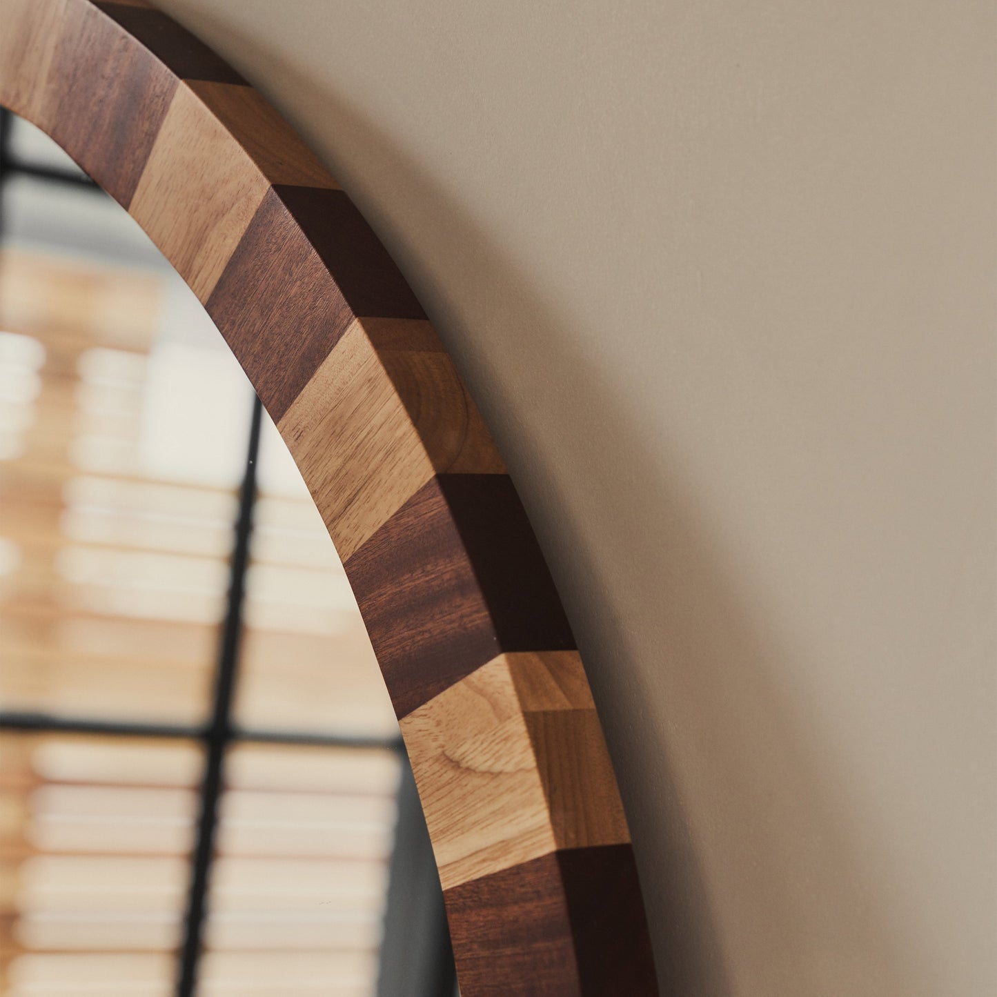 Tessera - Specchio Circolare in Legno a Scacchi Legno Scuro e Legno Chiaro 90cm x 90cm
