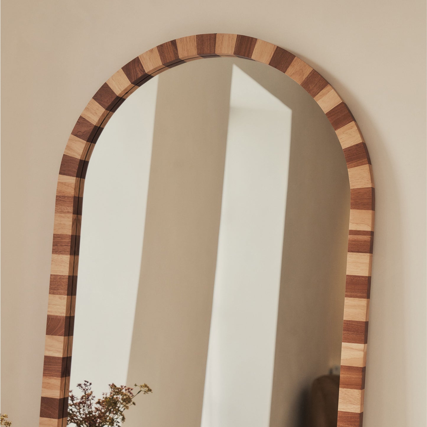Tessera - Specchio ad Arco in Legno a Scacchi Legno Scuro e Legno Chiaro 170cm x 80cm