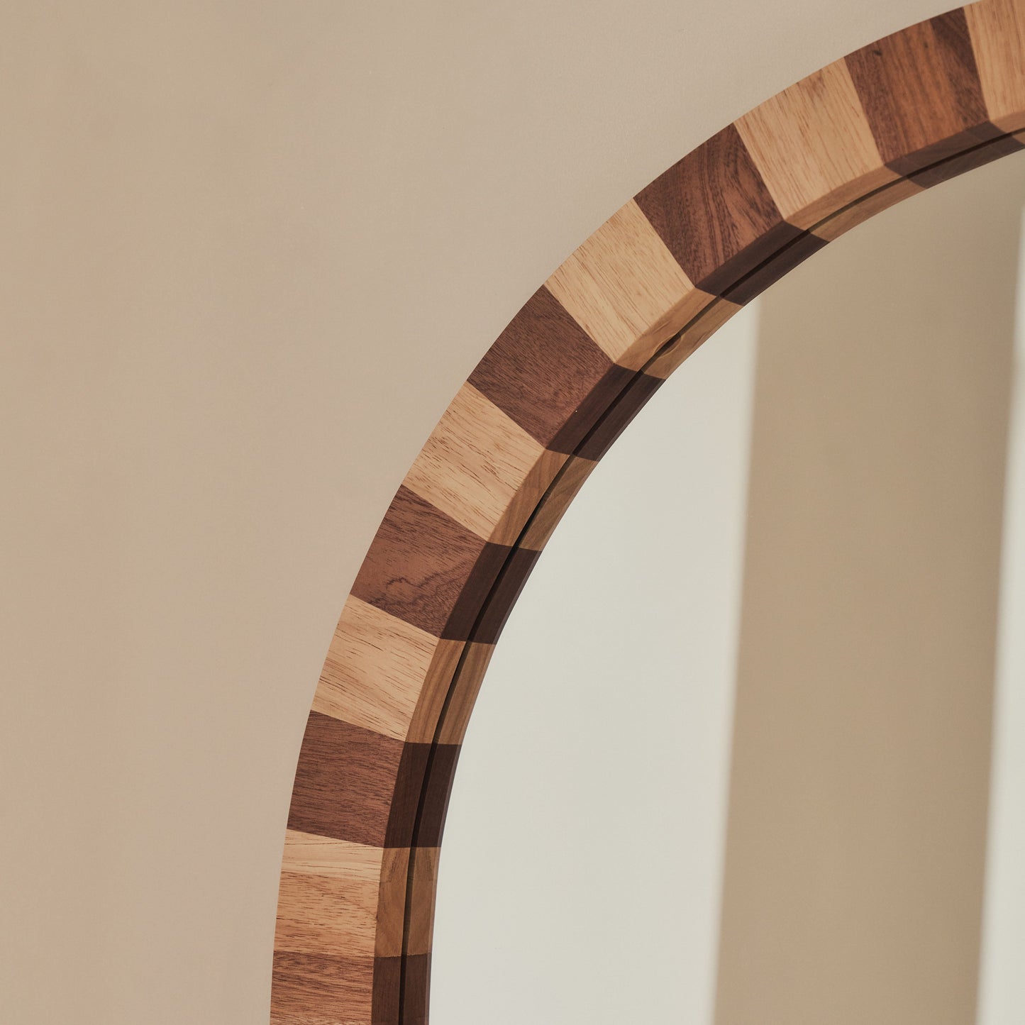 Tessera - Specchio ad Arco in Legno a Scacchi Legno Scuro e Legno Chiaro 170cm x 80cm