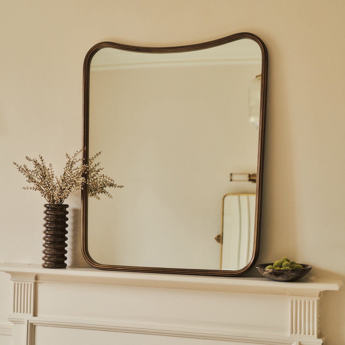 Louis - Specchio Sopra-camino Curvo in Metallo Bronzo Antico 90cm x 75cm