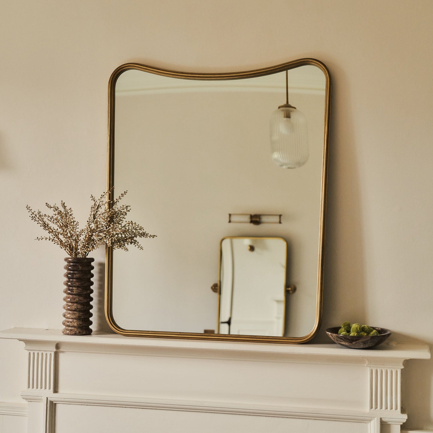 Louis - Specchio Sopracamino a Arco in Metallo Oro 90cm x 75cm