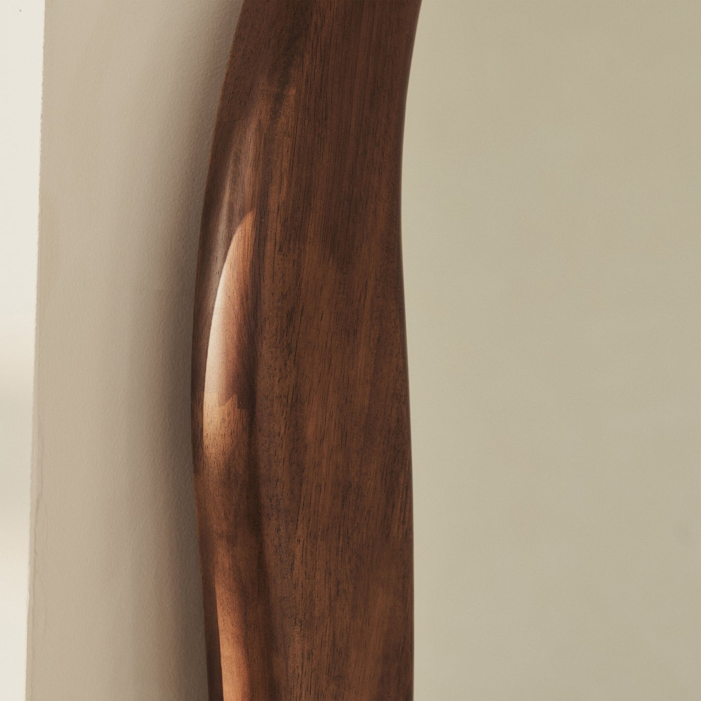 Arcurva - Specchio Irregolare Grande in Legno Scuro a Figura Intera 190 cm x 120 cm