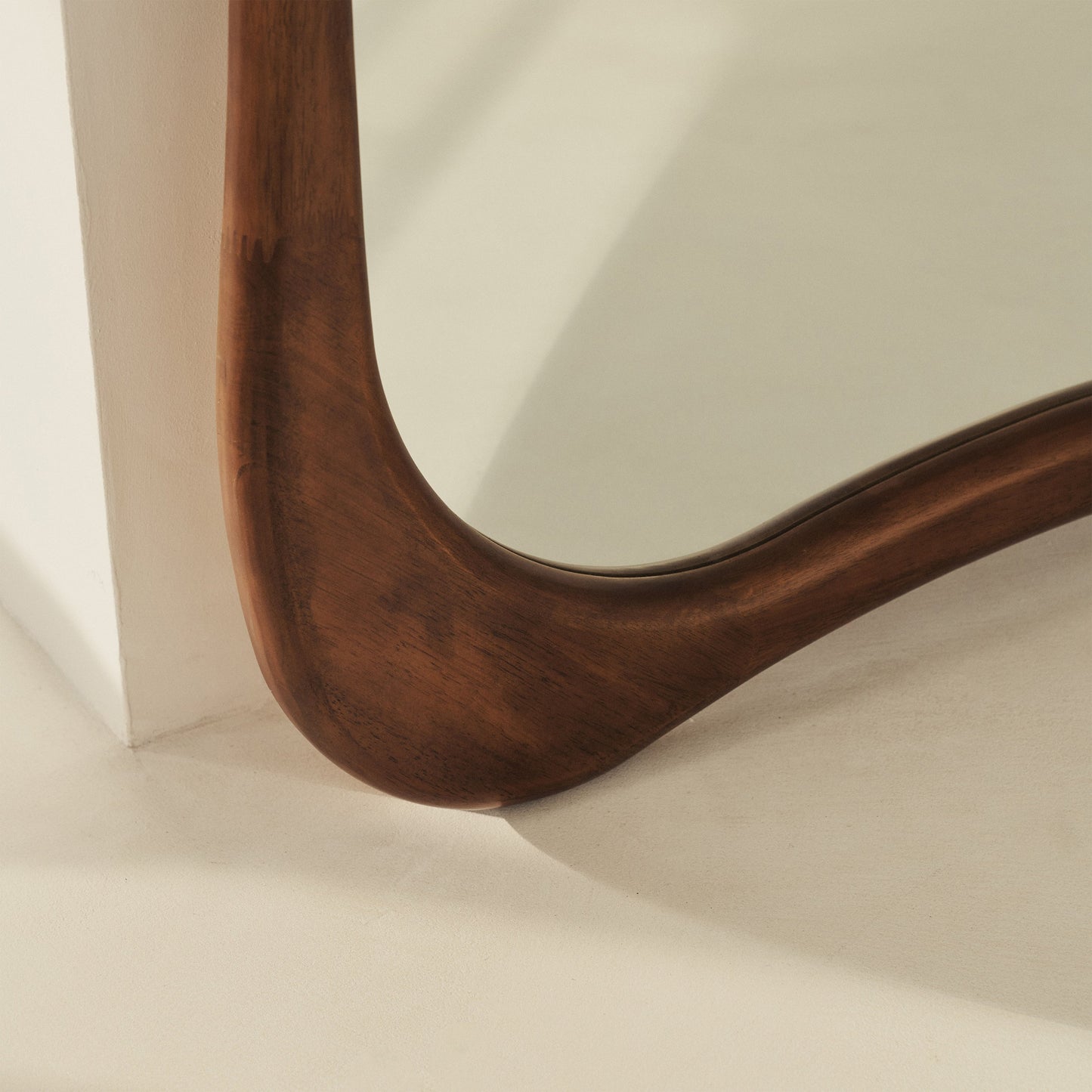 Arcurva - Specchio Irregolare Grande in Legno Scuro a Figura Intera 190 cm x 120 cm
