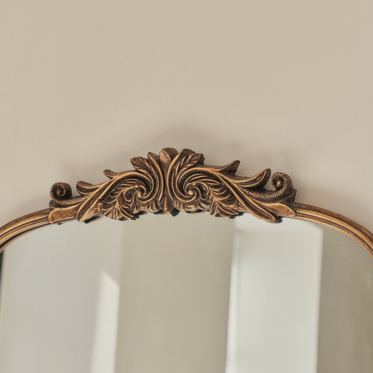 Amelia - Specchio a Ritratto in Metallo ad Arco Dorato 100cm x 64cm