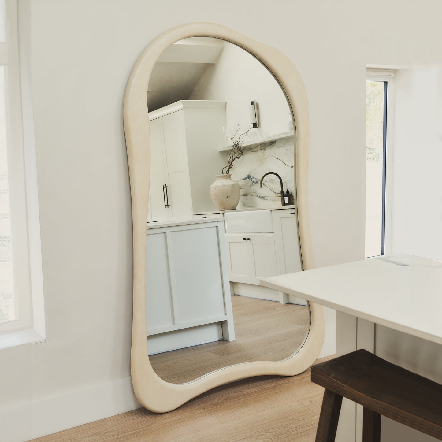 Arcurva - Specchio Irregolare Grande a Figura Intera in Cemento 190cm x 120cm