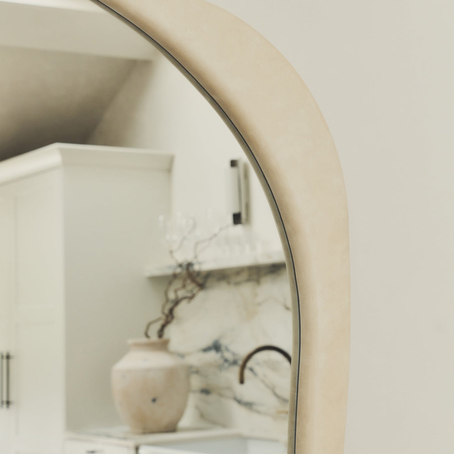 Arcurva - Specchio Irregolare Grande a Figura Intera in Cemento 190cm x 120cm