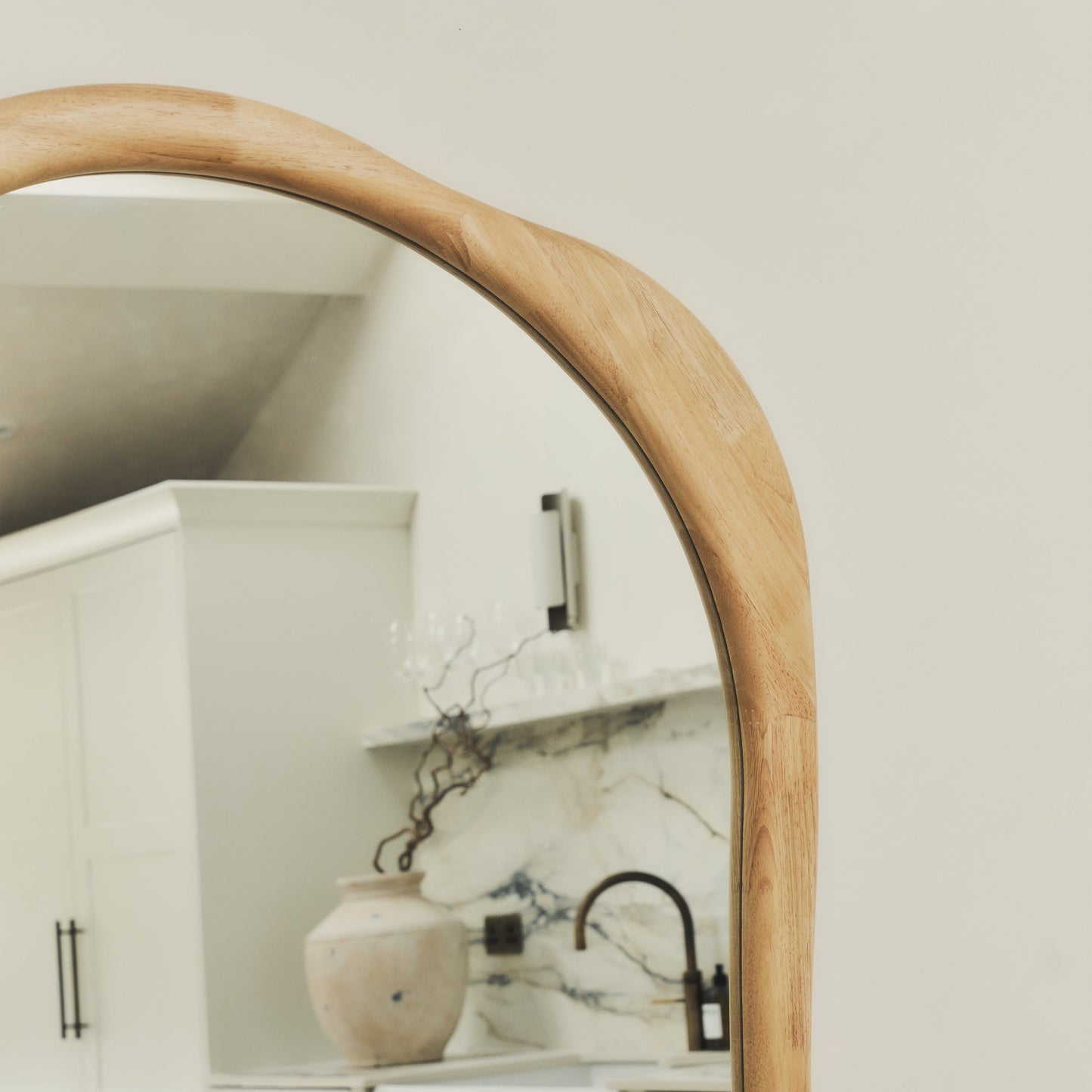 Arcurva - Specchio Irregolare Grande a Figura Intera in Legno Chiaro 190cm x 120cm