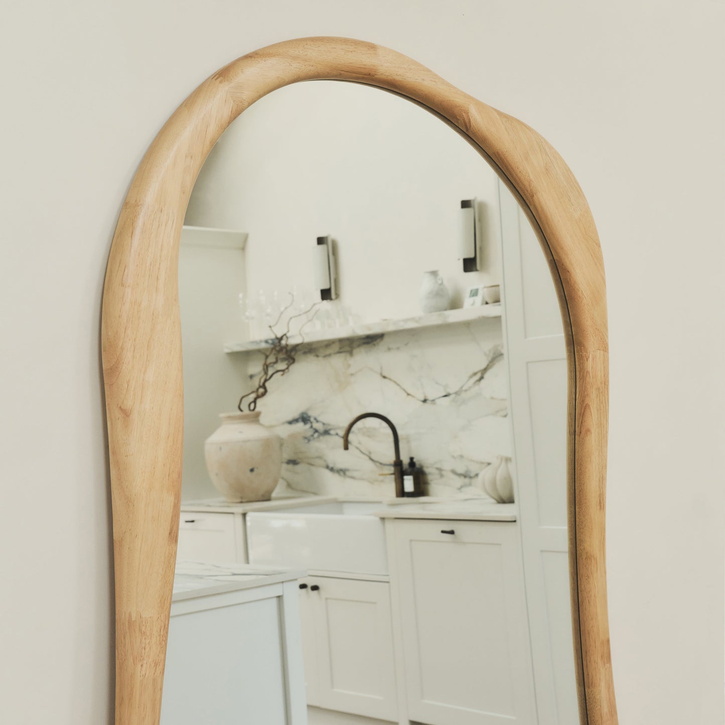 Arcurva - Specchio Irregolare Grande a Figura Intera in Legno Chiaro 190cm x 120cm