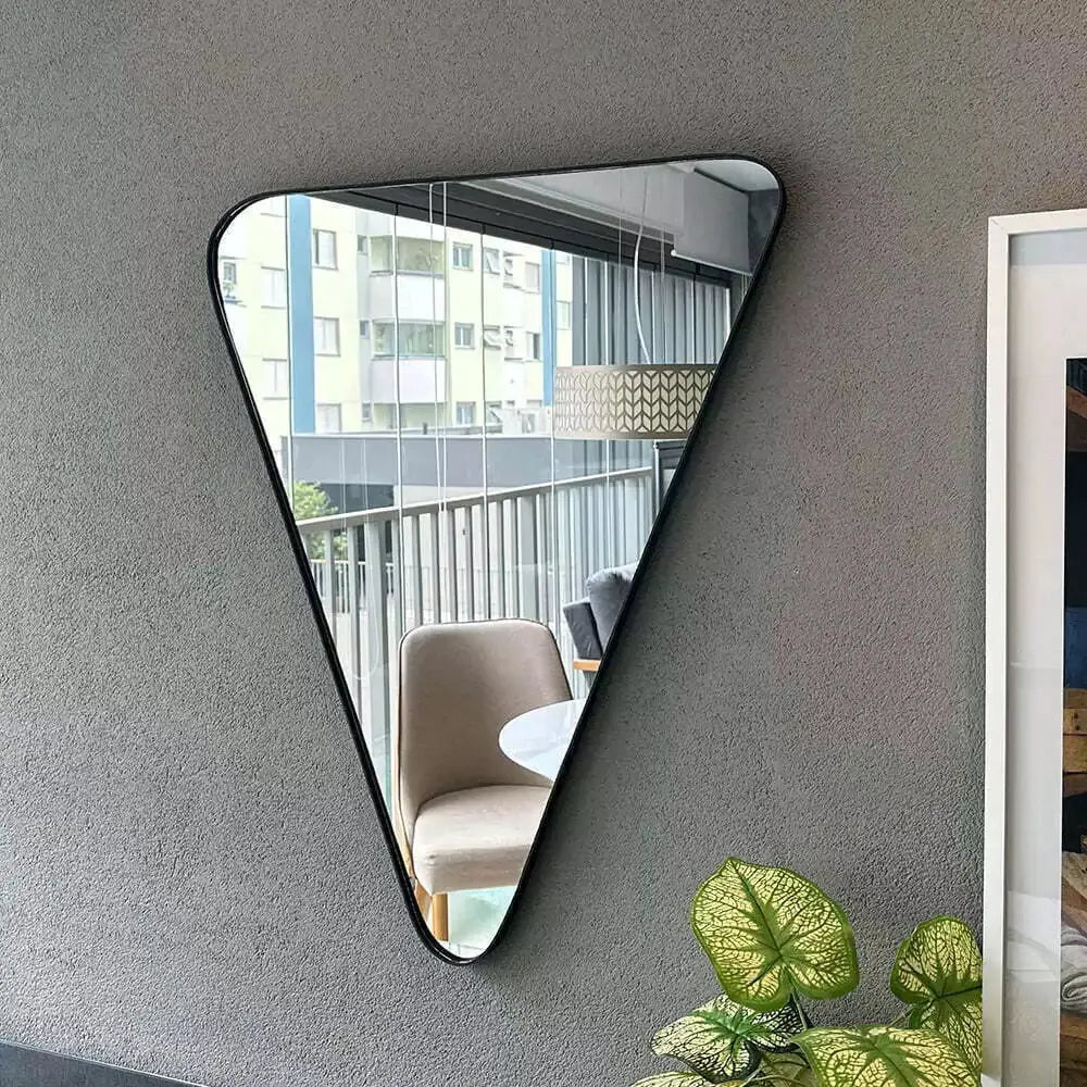 Eleganza Geometrica: Specchio da Parete Triangolare Moderno - 78x62cm