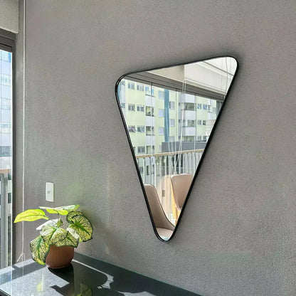 Eleganza Geometrica: Specchio da Parete Triangolare Moderno - 78x62cm