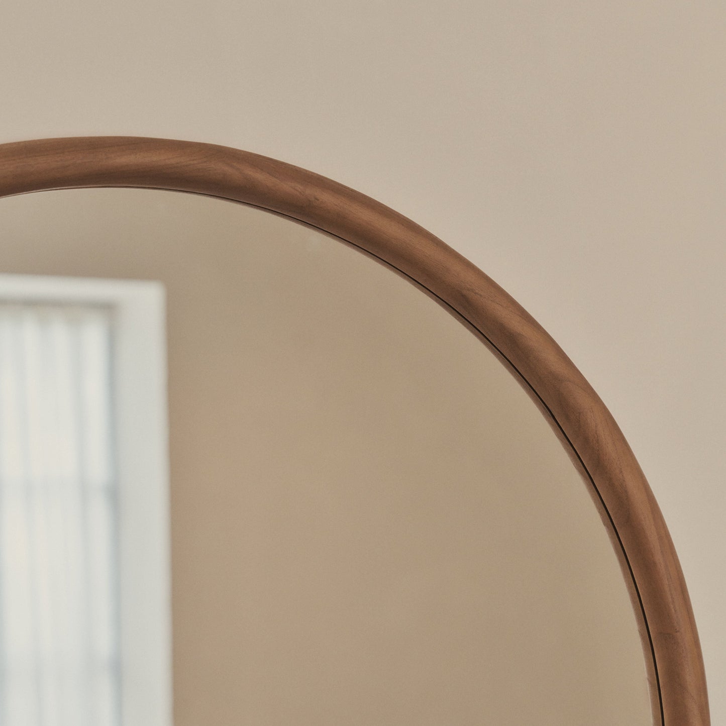 Amora - Specchio da Parete Rotondo Grande in Legno Caldo 100cm x 100cm
