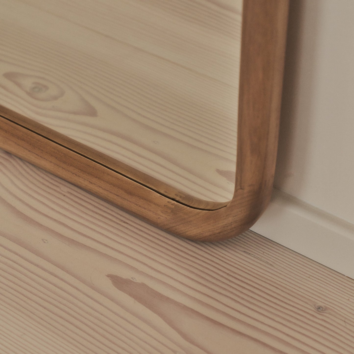 Amora - Specchio Arcuato Grande a Figura Intera in Legno Caldo 190cm x 100cm